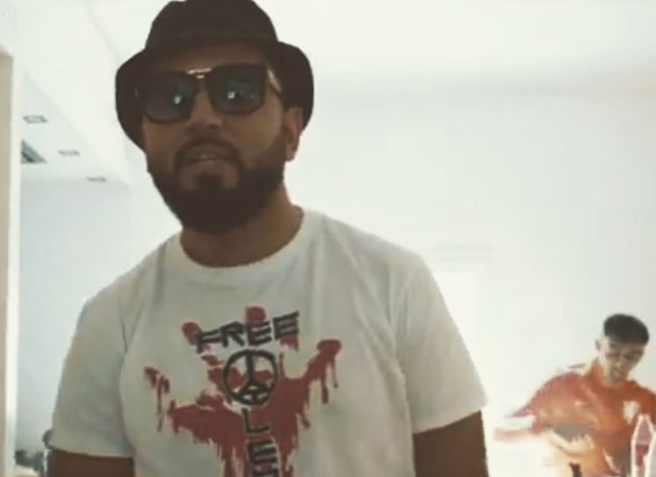 Rapper Sadiq in dem T-Shirt, mit dem für Andy Kürzinger alles begann, 2018.