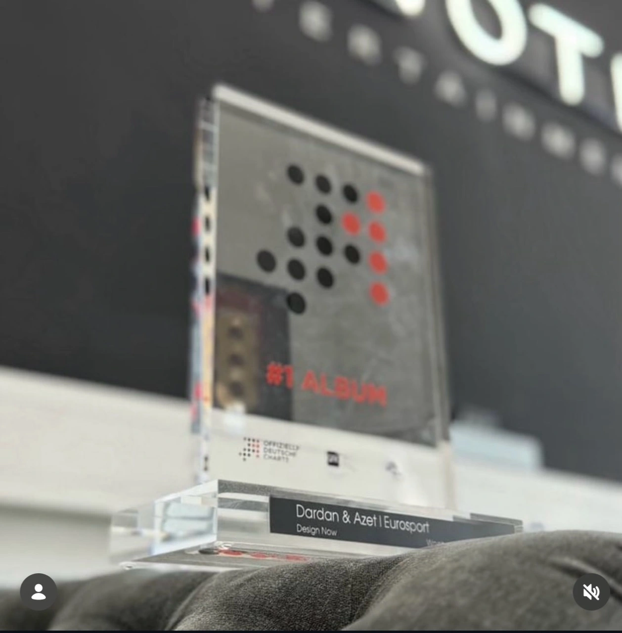 Nr.-1-Album-Award für Dardan und Azet – Eurosport, mit Design Now auf der Auszeichnung