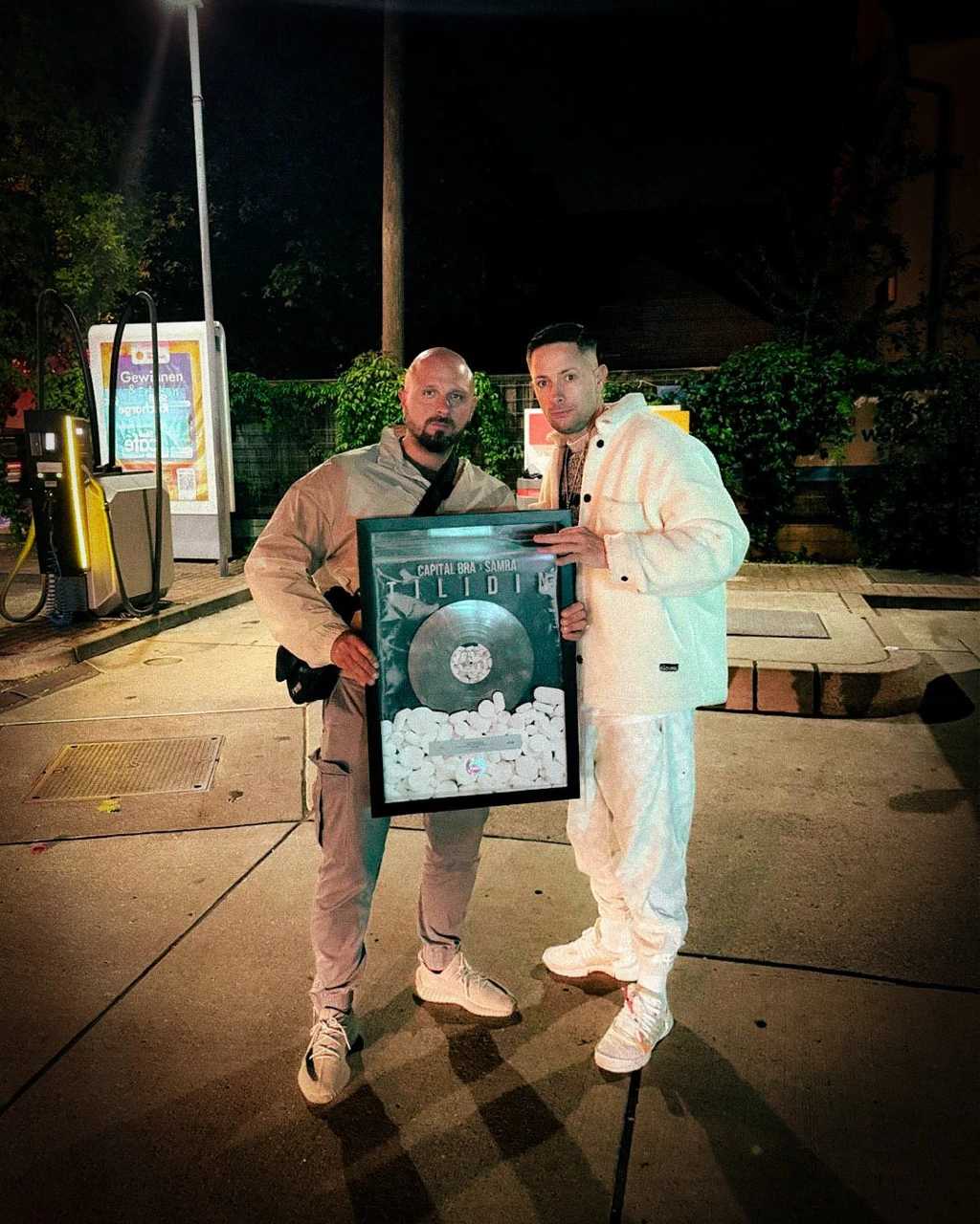 Andy Kürzinger mit Maik Wendisch bei der Übergabe einer Platinplatte zum 40. Geburtstag