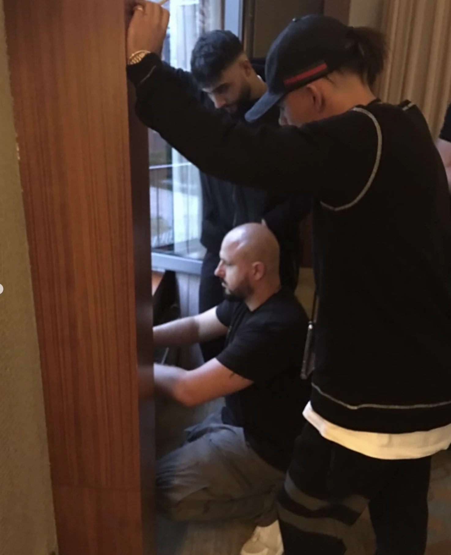 Andy Kürzinger präsentiert Samra und Capital Bra in München das Boxdesign für Berlin lebt 2, 2019