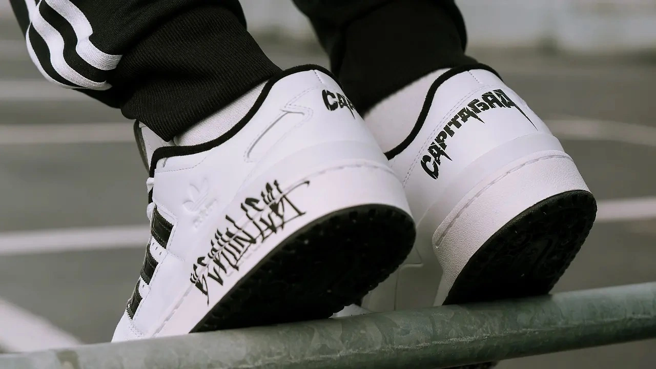 Limitierter adidas-Schuh mit dem von Andy Kürzinger gestalteten Capital-Bra-Logo