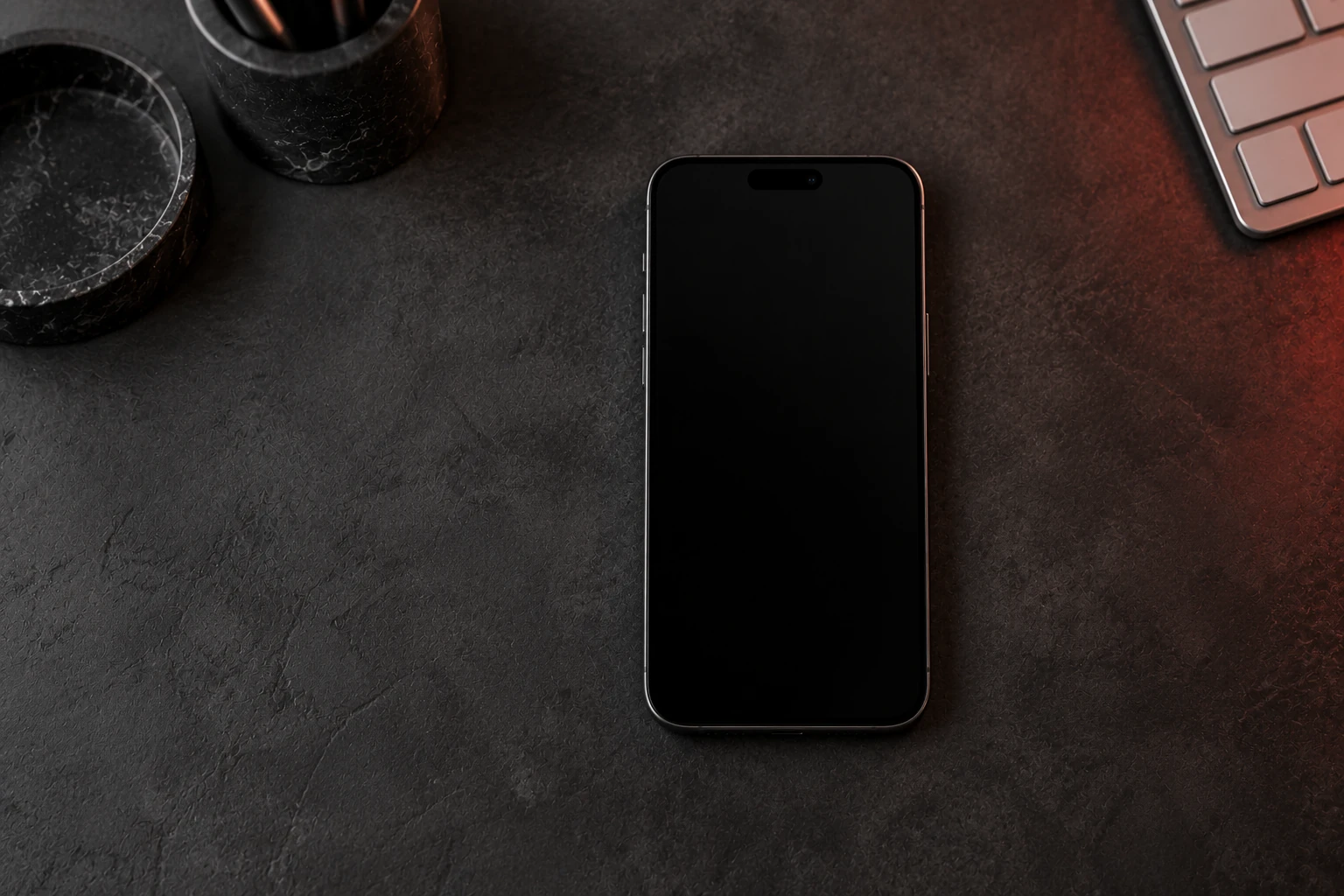 Nahaufnahme desselben Smartphones auf der dunklen Tischfläche des Designstudios