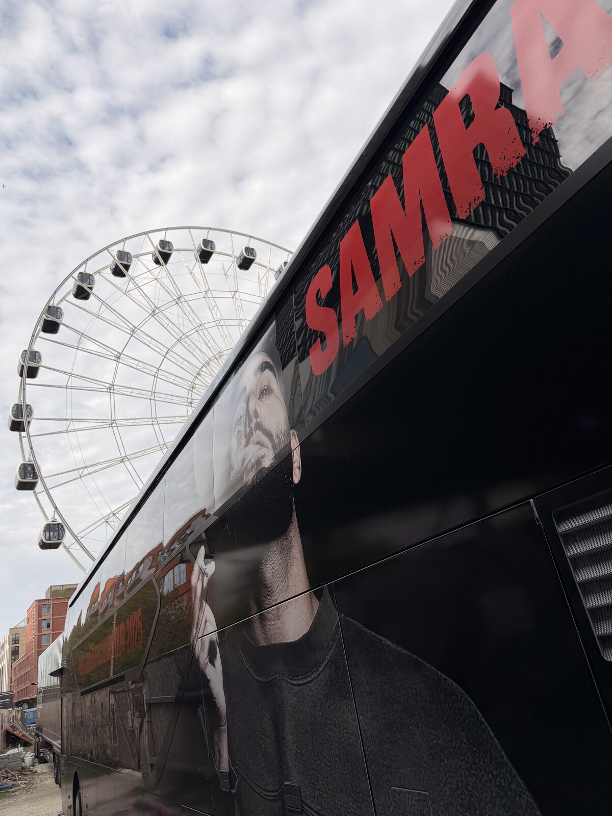 Meine Busbeschriftung für die Samra-Tour: Artist-Porträt und rote Samra-Typografie
